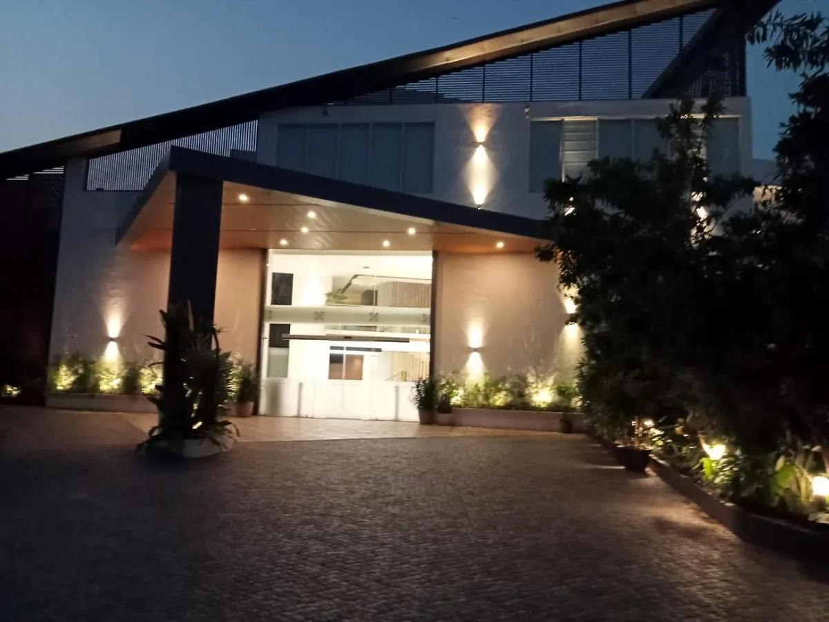 טריואנדרום Surendra Trident Hotel