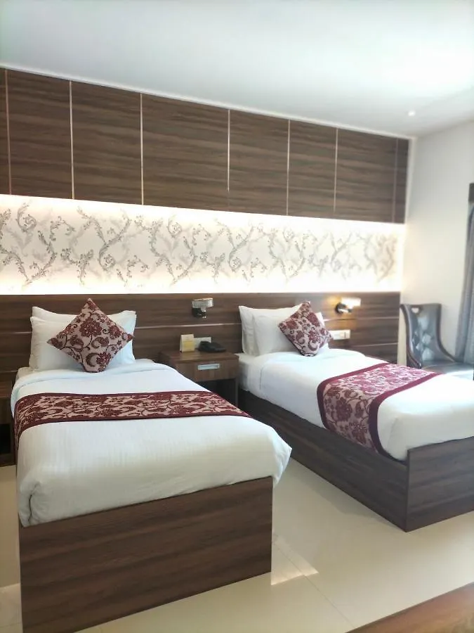 טריואנדרום Surendra Trident Hotel