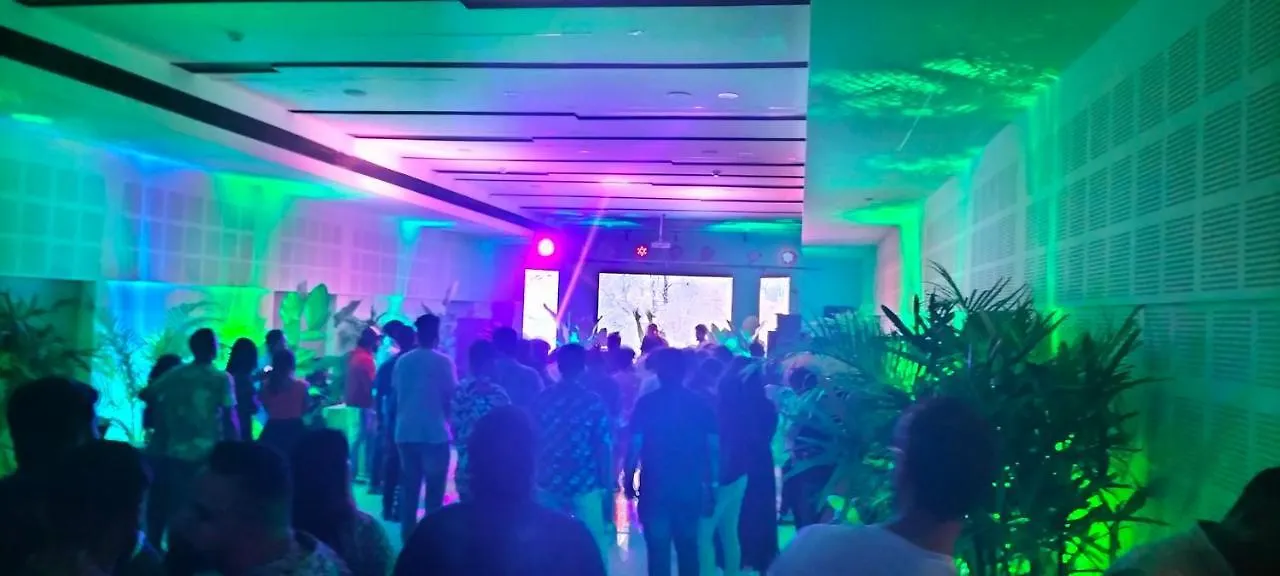 ****  טריואנדרום Surendra Trident Hotel הודו