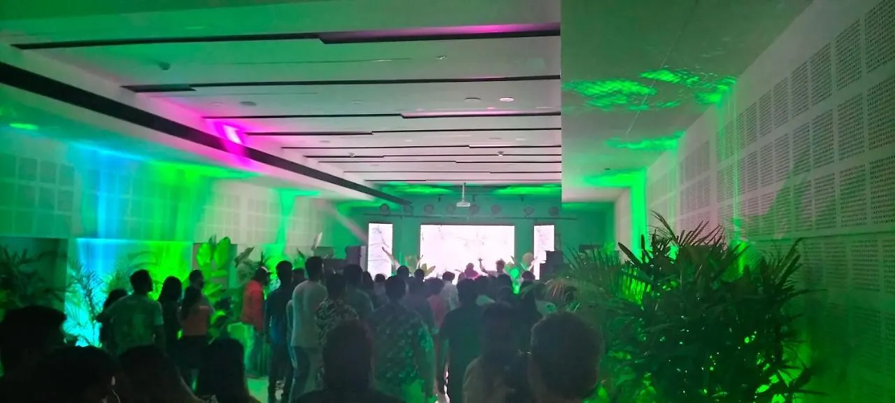 טריואנדרום Surendra Trident Hotel 4*,
