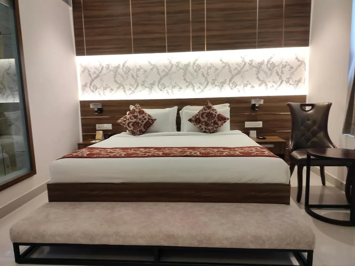 טריואנדרום Surendra Trident Hotel